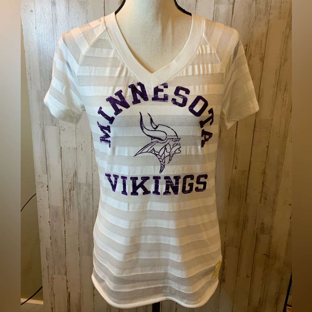 Minnesota Vikings sheer striped short sleeve V-Neck. Size M